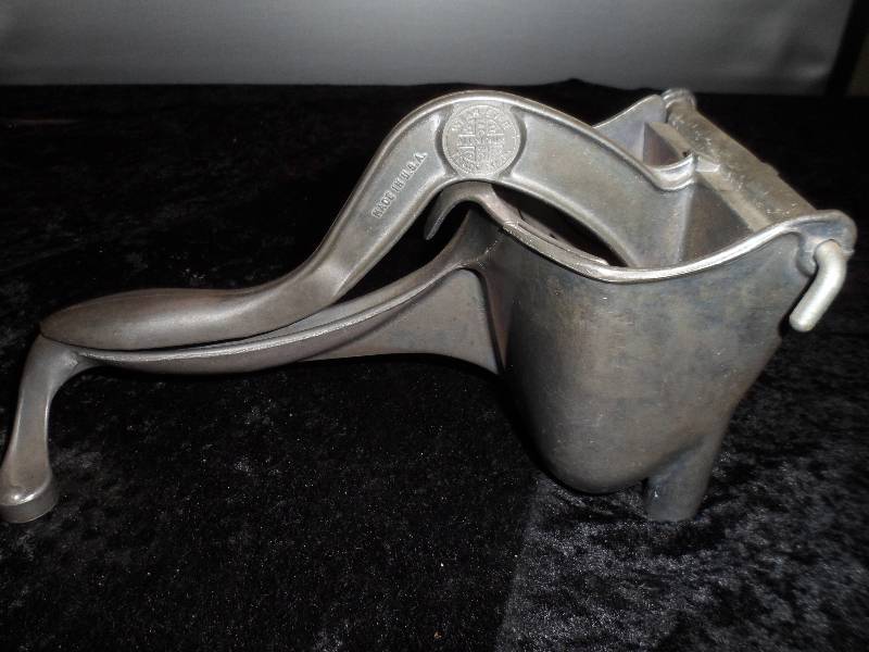 lot 46 image: Vintage Metal Juicer