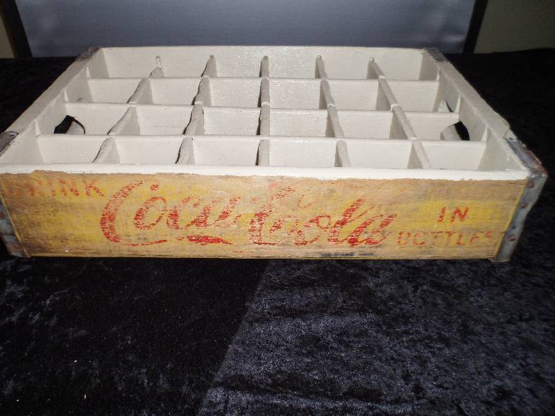 lot 48 image: Vintage Coca Cola Wooden Crate
