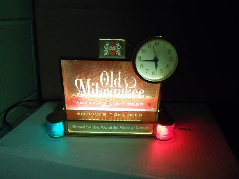lot 51 image: Vintage Old Milwaukee Lighted Beer SignClock