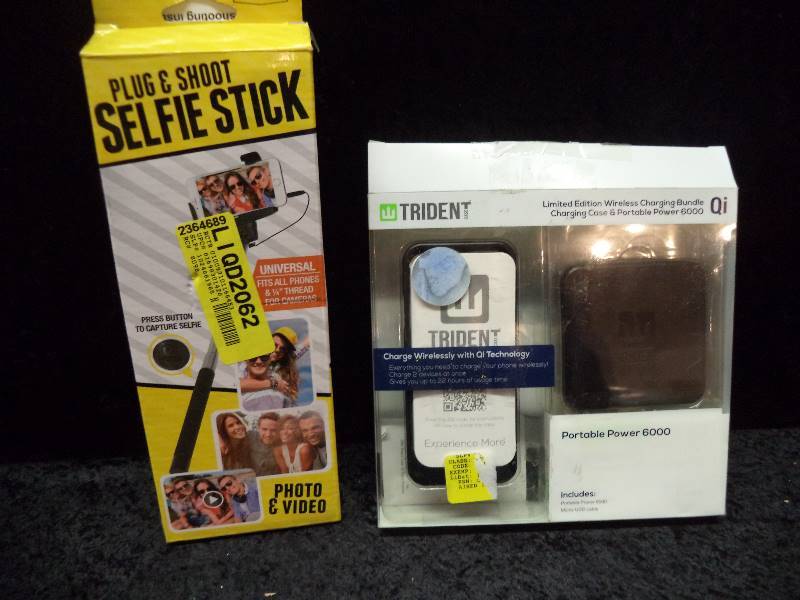 Lot  - Wireless Charging Bundle & Selfie Stick