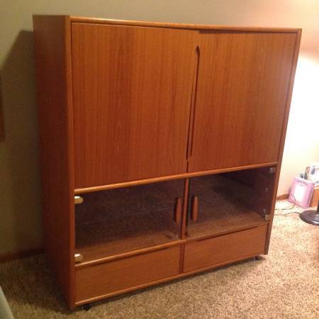 lot 70 image: BIG WOW FABULOUS RETRO CHIC MADE IN DENMARK AUTHENTIC TEAK MID CENTURY DANISH MODERN CABINETRY ENTERTAINMENT GLASS HUTCH CENTER