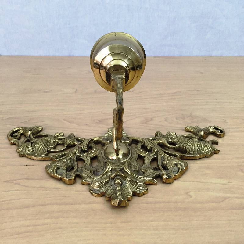 lot 6 image: Superb Large Wall Ornate Hollywood Regency Vintage Brass Sconce