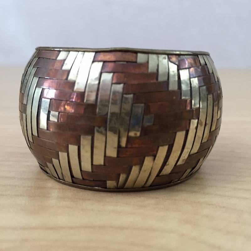 lot 26 image: 8 STUNNING MID CENTURY MODERN HEAVY Brass & Copper Weave Napkin Rings