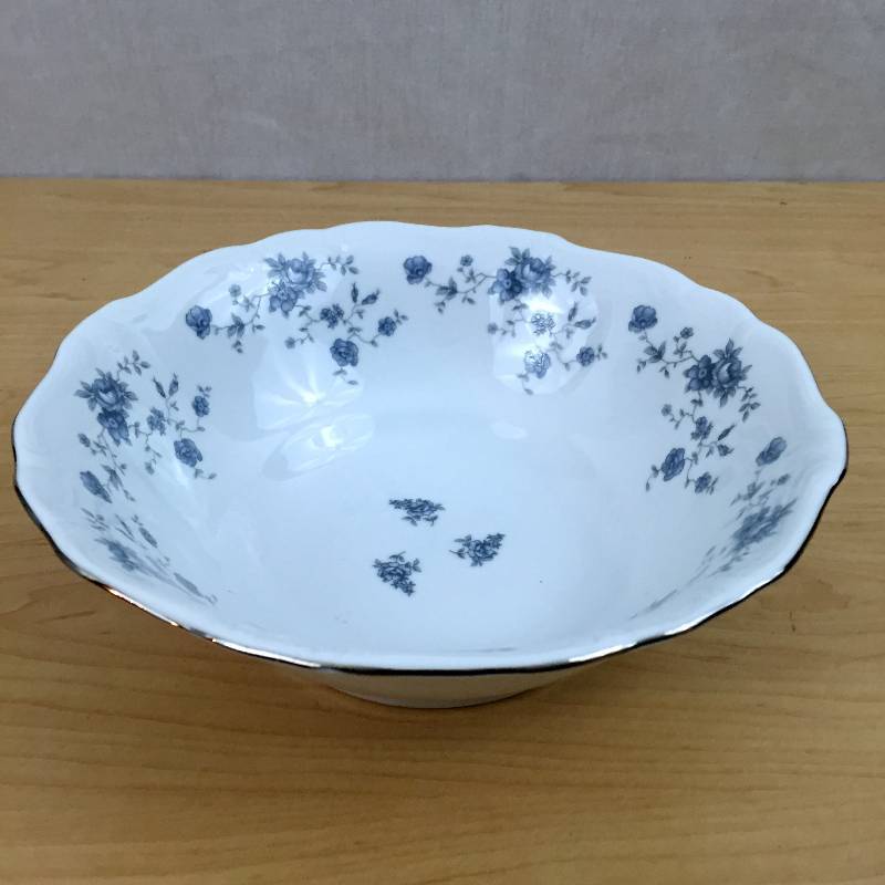 lot 66 image: Lovely Johann Haviland China 8.5 Serving Vegetable Bowl