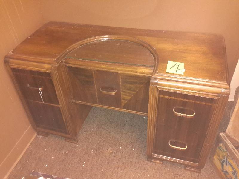 Dressing bureau.. Walnut Wood