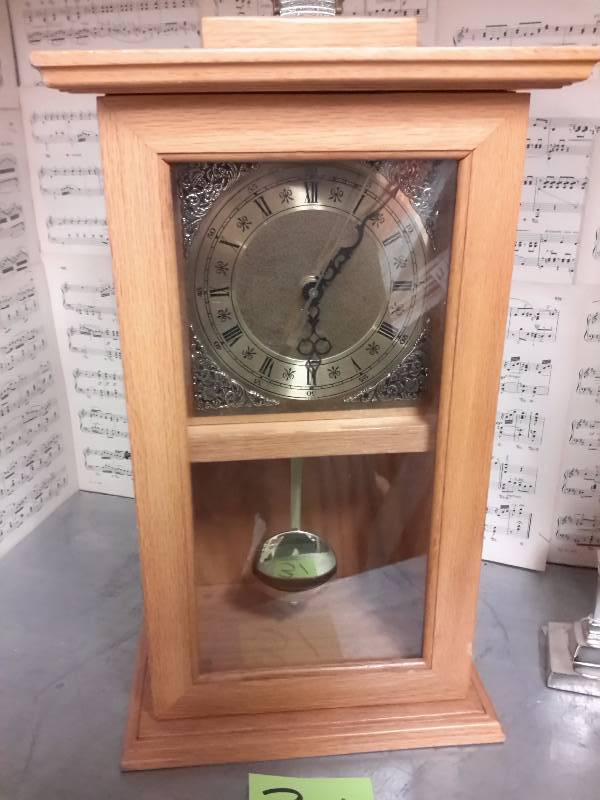Mantel Clock with Pendulum.. Electric (Battery)