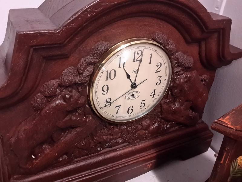 2 Mantel clocks.. Both electric, Battery operated