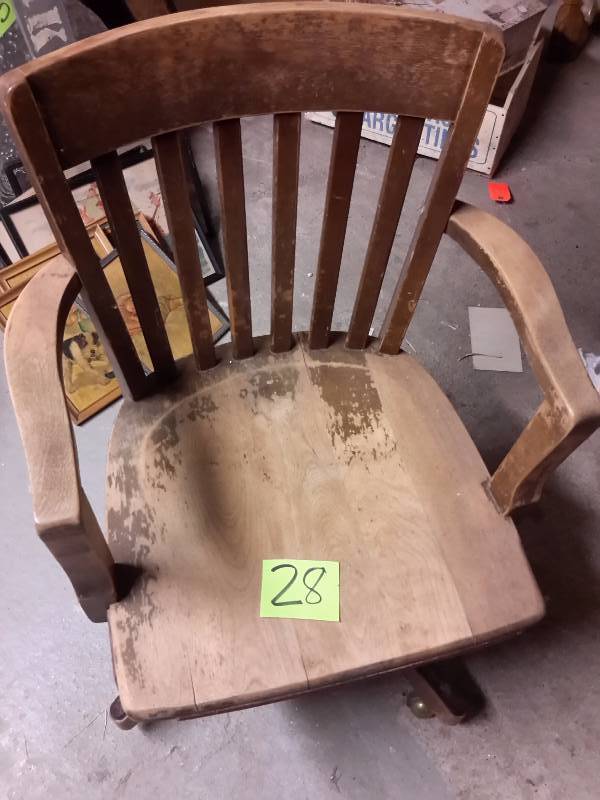 Solid wood desk chair.. Very solid.. Needs caster