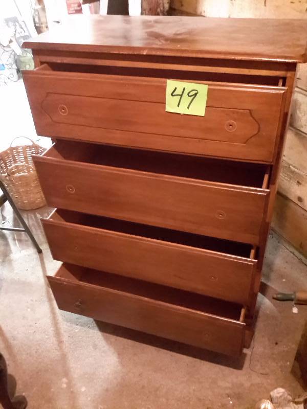 Wood dresser.. 4 drawer