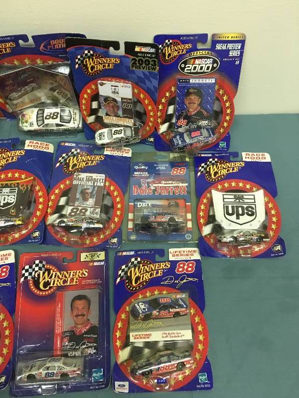 lot 10 image: 19 unopened collector cars