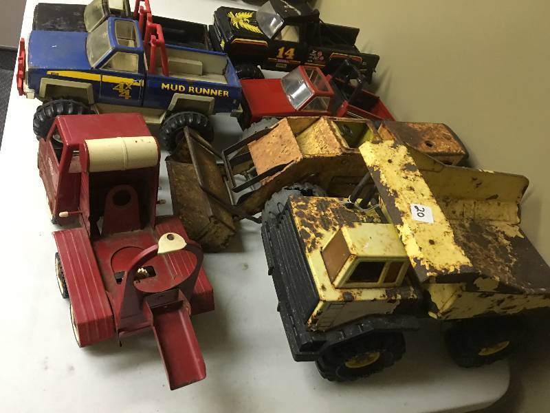 lot 43 image: metal tonka trucks