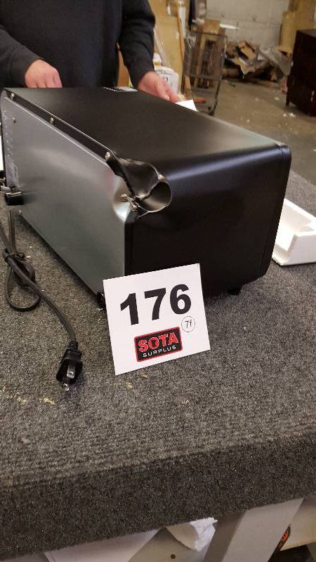 lot 176 image: Courant Compact Toaster Oven - Black