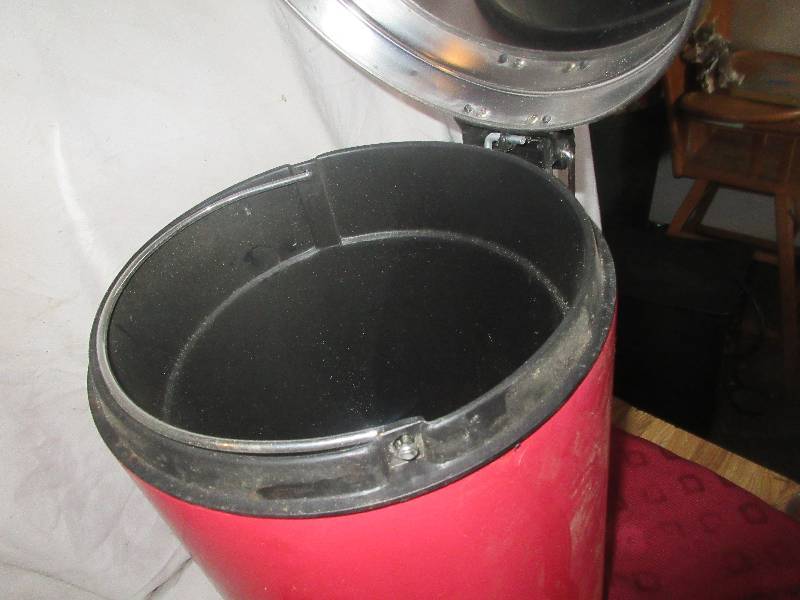 ONE STEP GARBAGE CAN