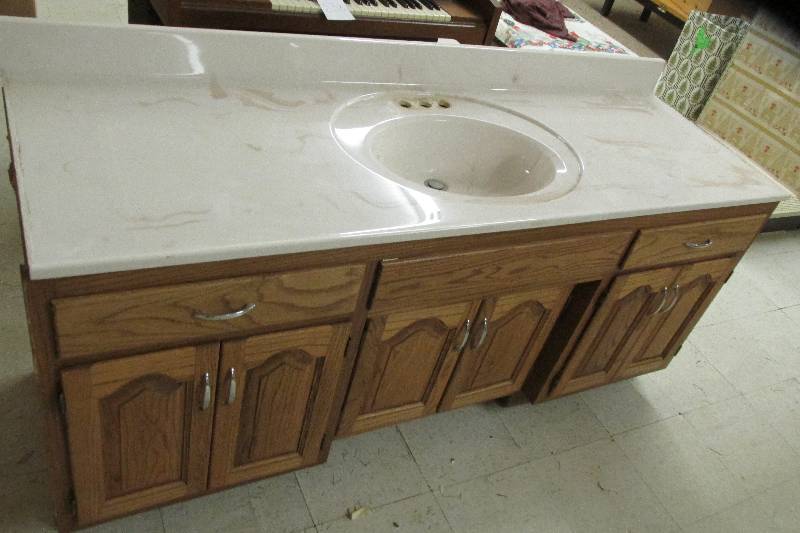 Sink and vanity, nice wood base wit...
