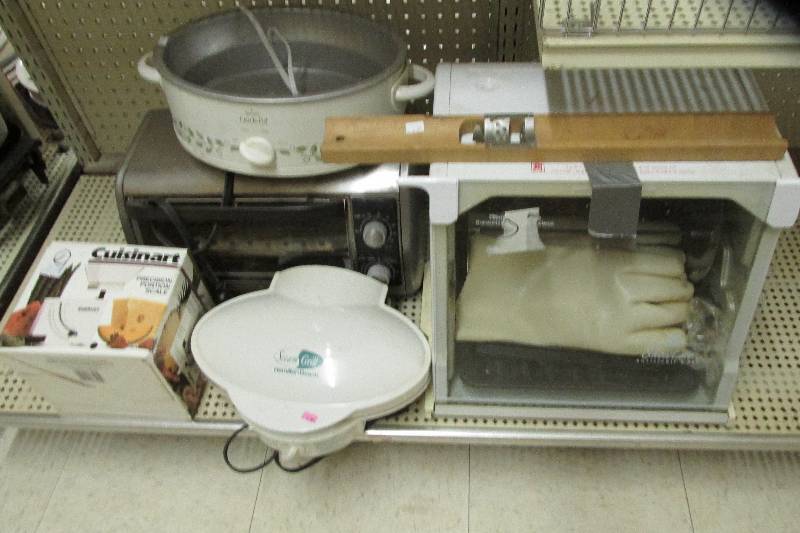 Lot of kitchen items...