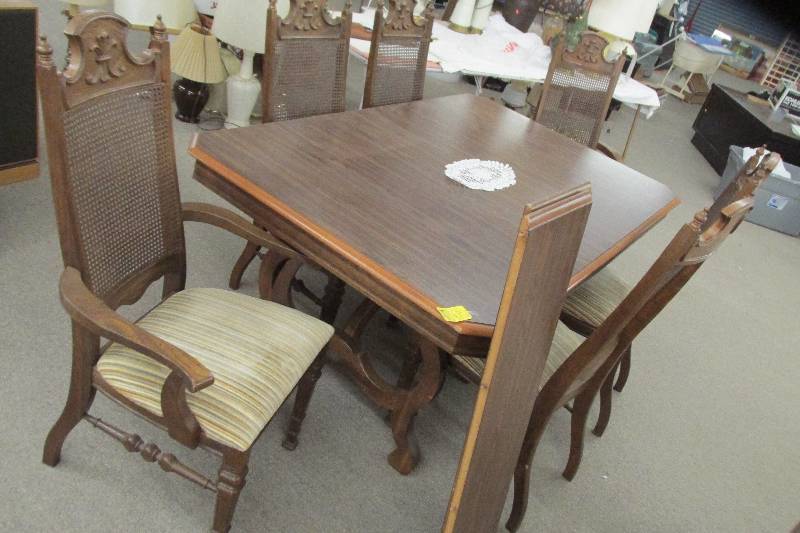 Nice dining table with 6 chairs, up...