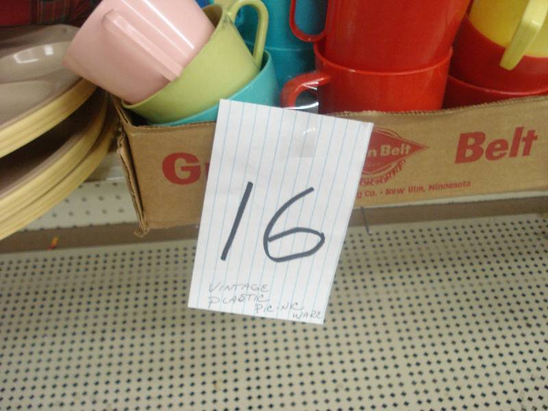 Lot of Tupperware and kitchen conta...