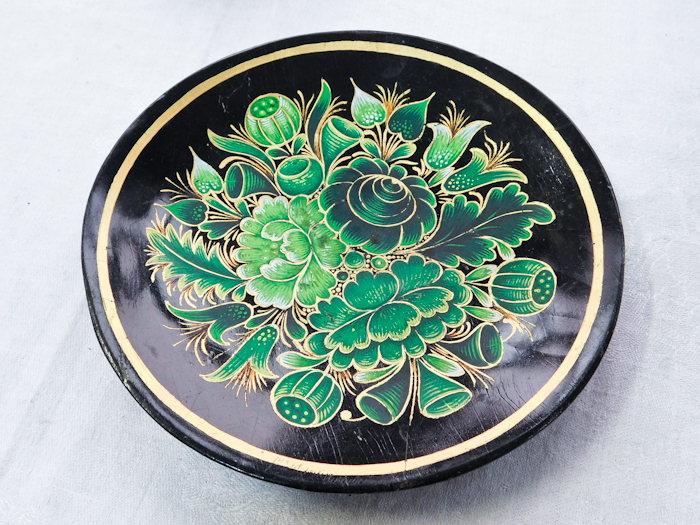 4 Russian lacquerware 1 Mexican lacquerware items