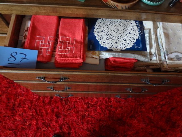 lot 87 image: (3) Drawers Table Linens