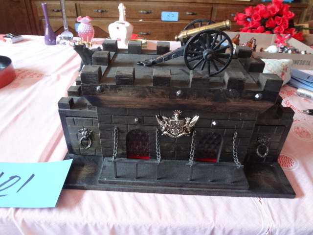 lot 101 image: Decanter Fort Set