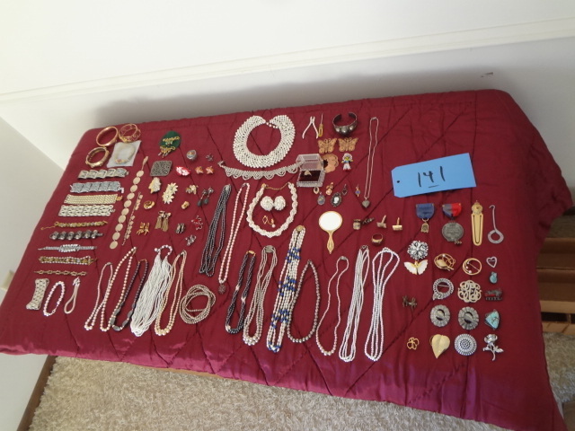 lot 141 image: Large Lot of Jewelry