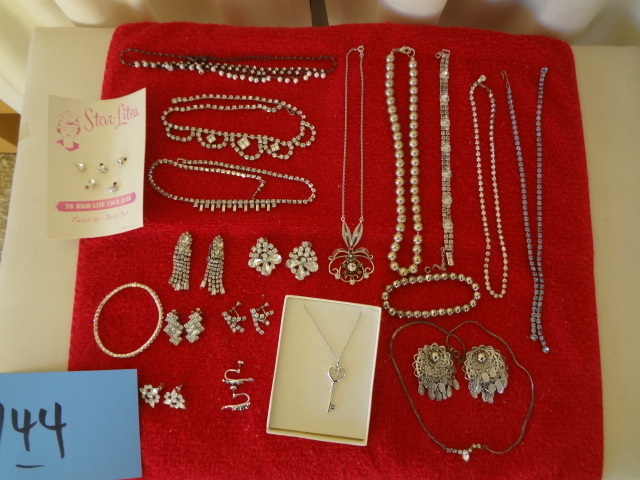 lot 144 image: Lot of Costume Jewelry