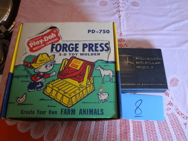 lot 8 image: Play-Do Maker in Box, Unusual Molecule Model Set