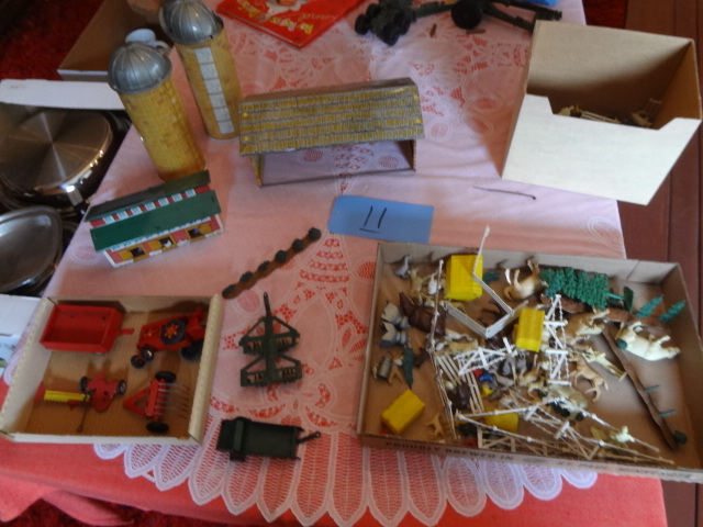 lot 11 image: Tin Farm Set