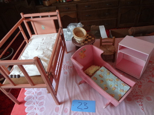 lot 23 image: Doll Furniture