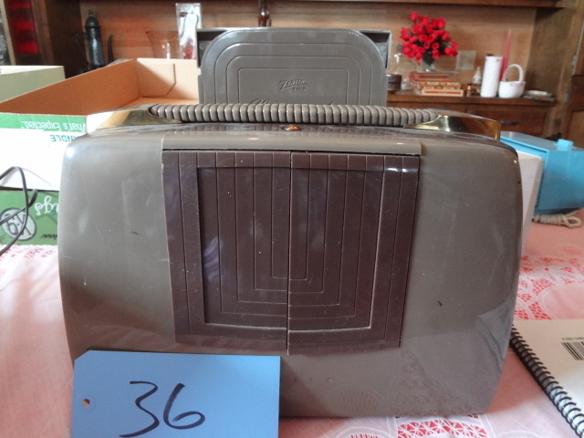 lot 36 image: Vintage Zenith Wavemagnet Radio