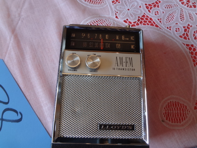 lot 38 image: Lot of Vintage Radios