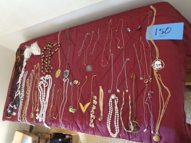 lot 150 image: Lot of Jewelry
