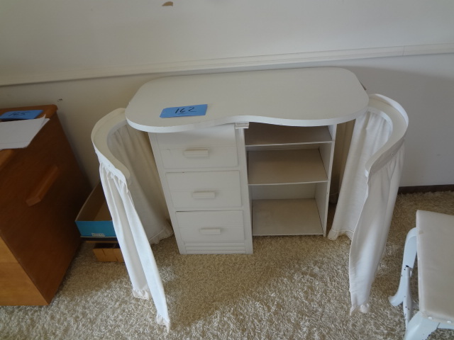lot 162 image: Vanity wBench