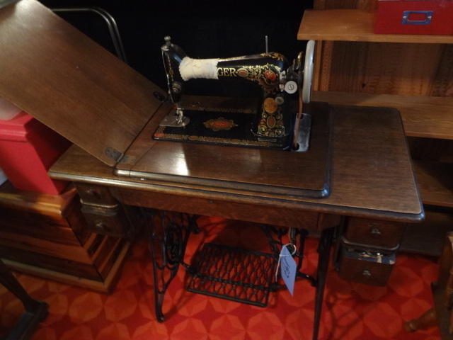 lot 197 image: Singer Treadle Sewing Machine