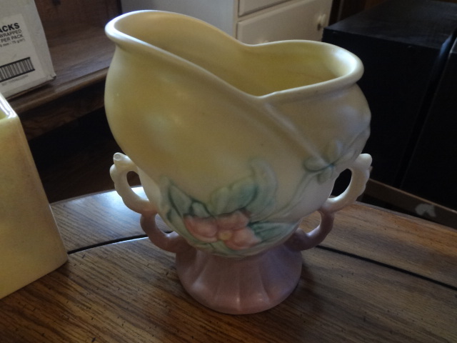 lot 213 image: Porcelain Pieces