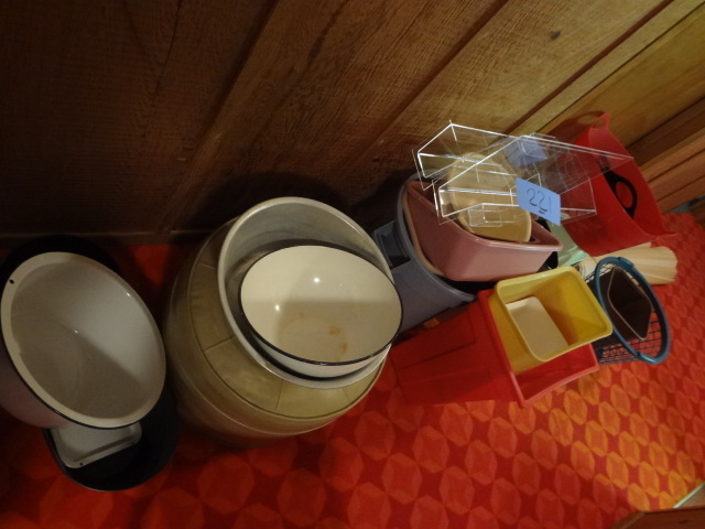 lot 221 image: Lot of Containers