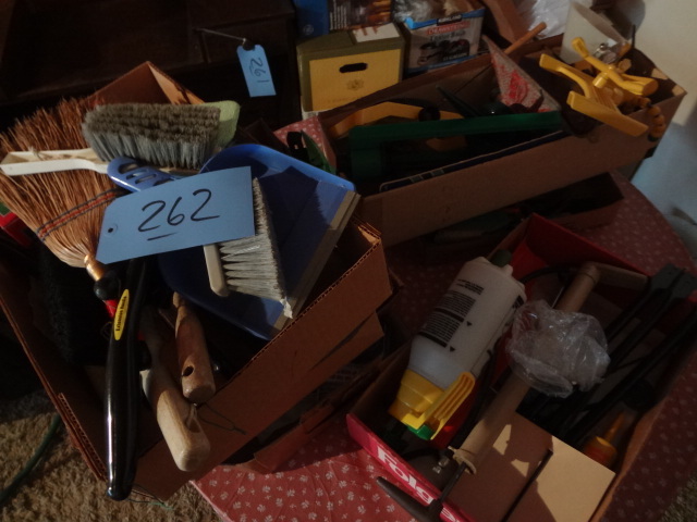 lot 262 image: Huge Lot of Small Garden Stuff