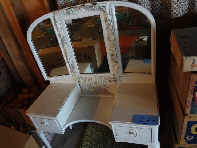 lot 277 image: Old Vanity