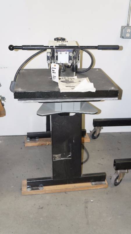 lot 12 image: Geo Knight K20JS 20x25 Digital Swinger Heat Press