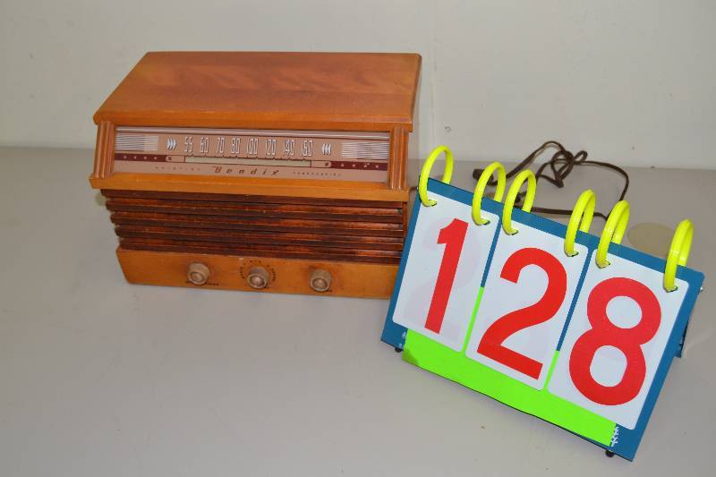 lot 128 image: Vintage Radio