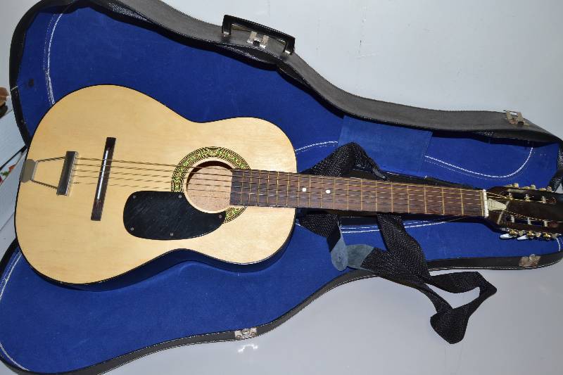 lot 6 image: Acoustic Guitar