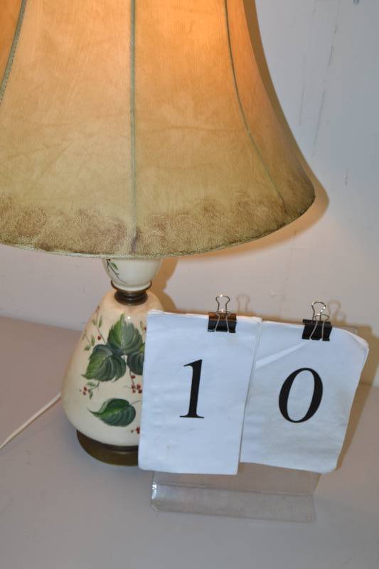 lot 10 image: Lamp