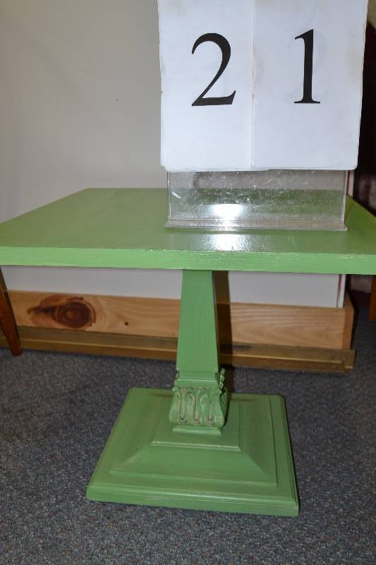 lot 21 image: End Table
