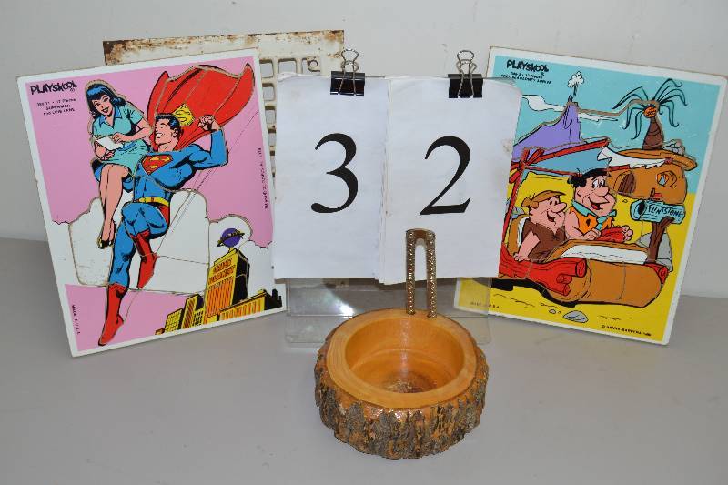 lot 32 image: Misc items