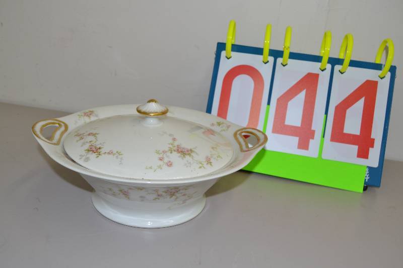 lot 44 image: Fine China