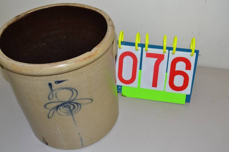 lot 76 image: Red Wing