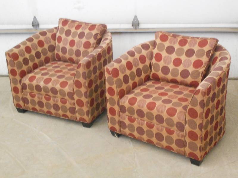 (2) Matching Cushioned T.V.Lounge ...