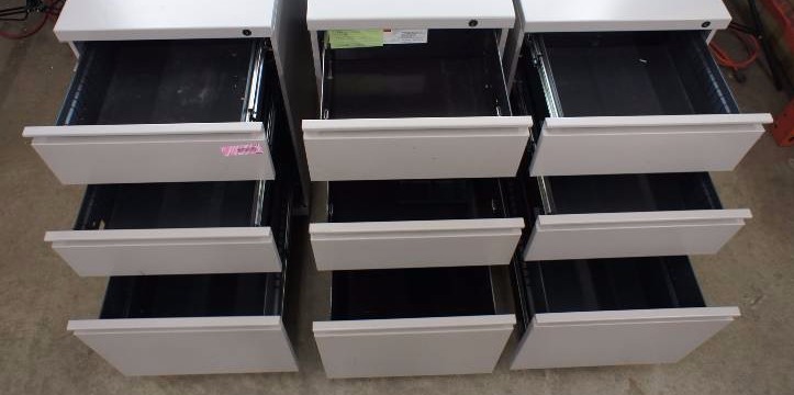 lot 319 image: Herman Miller 3 drawer file cabinet
