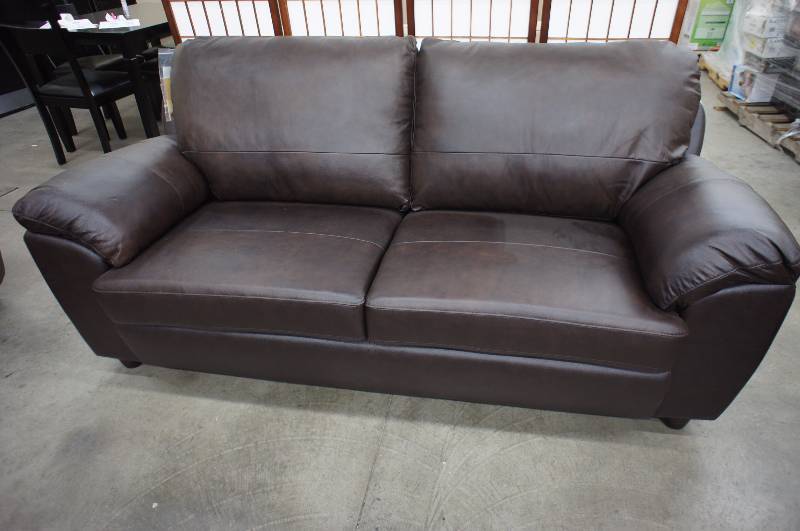 lot 27 image: High End Leather Loveseat