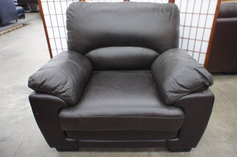 lot 30 image: High End Leather Chair